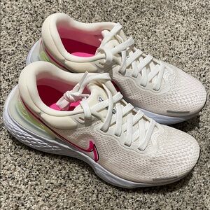 Nike Invincible Run Women's White and Pink Sneakers
